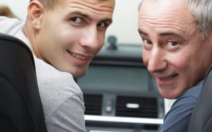 Pai-e-filho-e-carro-1200x480-1-770x480